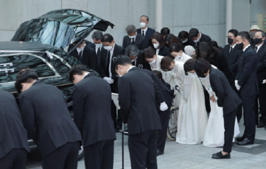 고(故) 구자학 아워홈 회장의 발인식이 15일 오전 서울 송파구 서울아산병원 장례식장에서 엄수되고 있다. <연합뉴스>